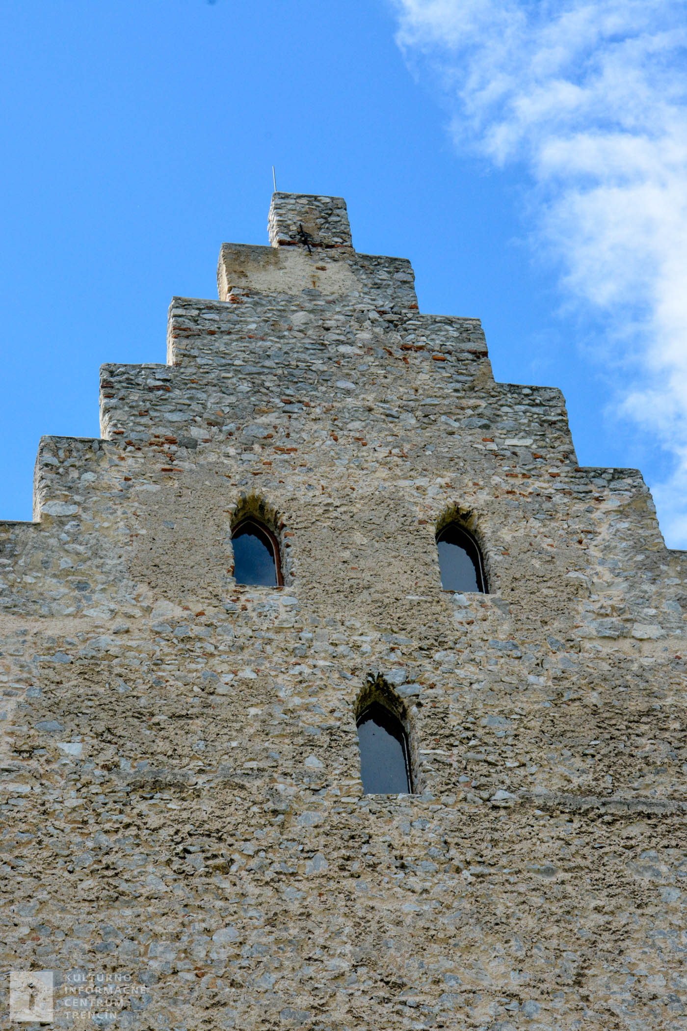 Hlavná veža Topoľčianskeho hradu je dominantou celého hradu.